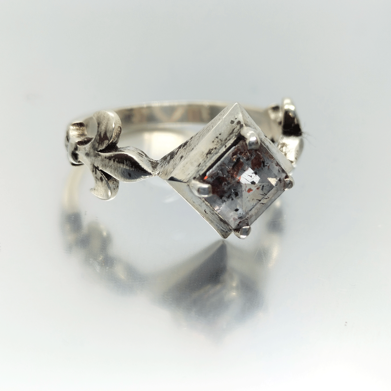 Ring 'giglio' with fire quartz - collection Maja - Image 3