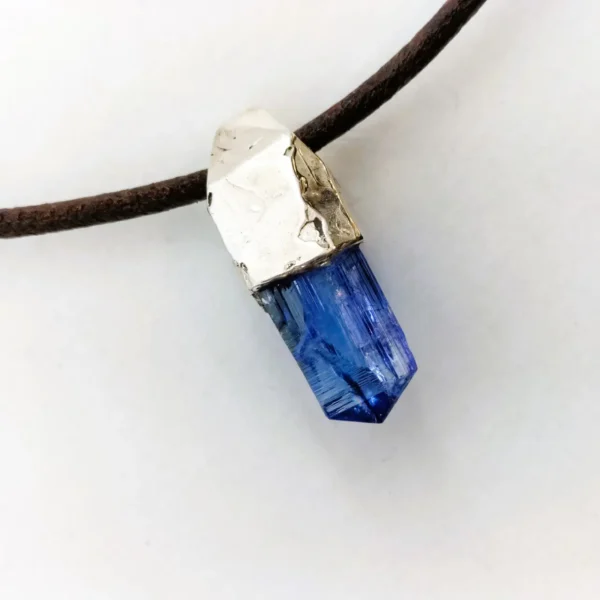 pendente con tanzanite grezza